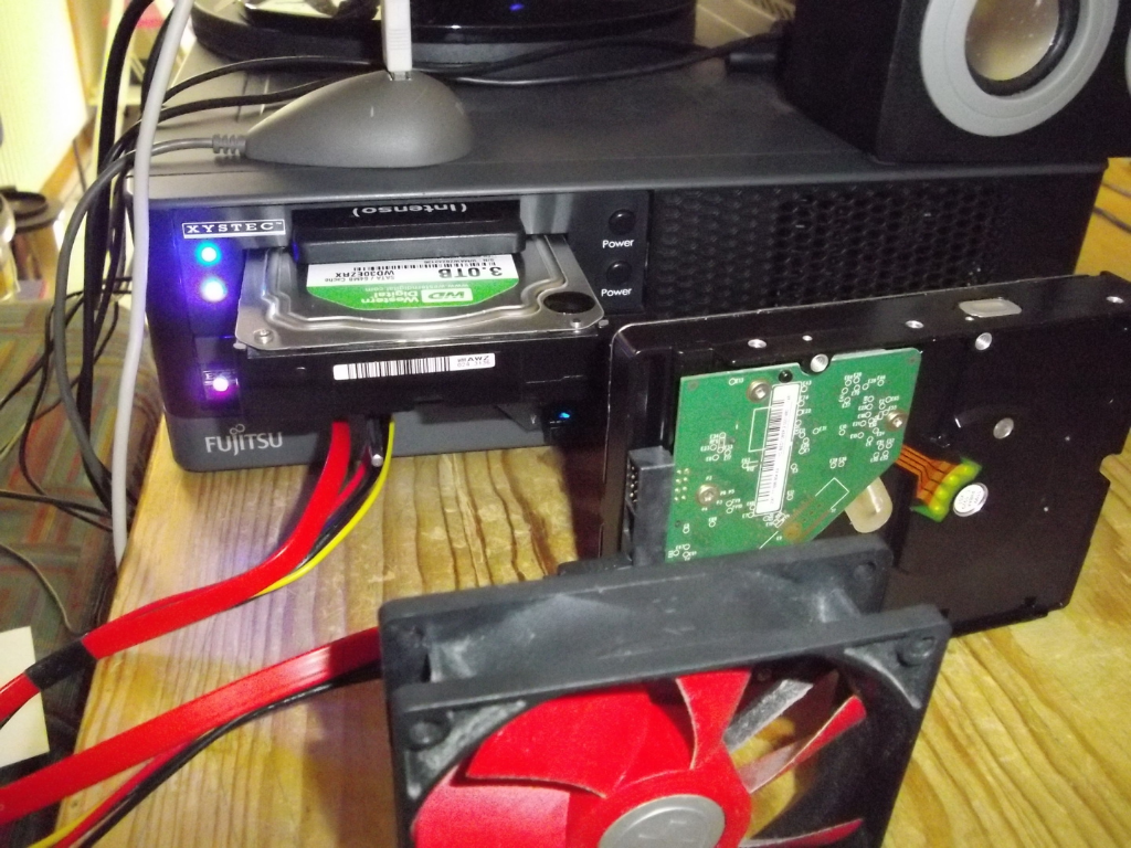 Reserve-PC mit zwei HDD-Festplatten aus der Nähe
