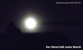 Der Mond hält seine Wacht